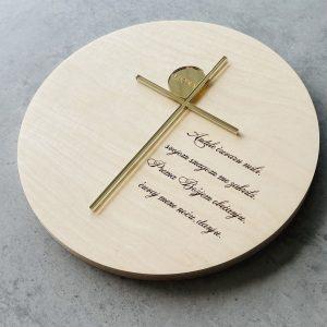 Personalizirani drveni krug s molitvom Anđele čuvaru i zlatnim križem – poklon za krštenje, pričest ili krizmu.