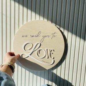 Drveni dekor s natpisom 'We said yes to LOVE' – romantična zidna dekoracija za parove i vjenčanja.