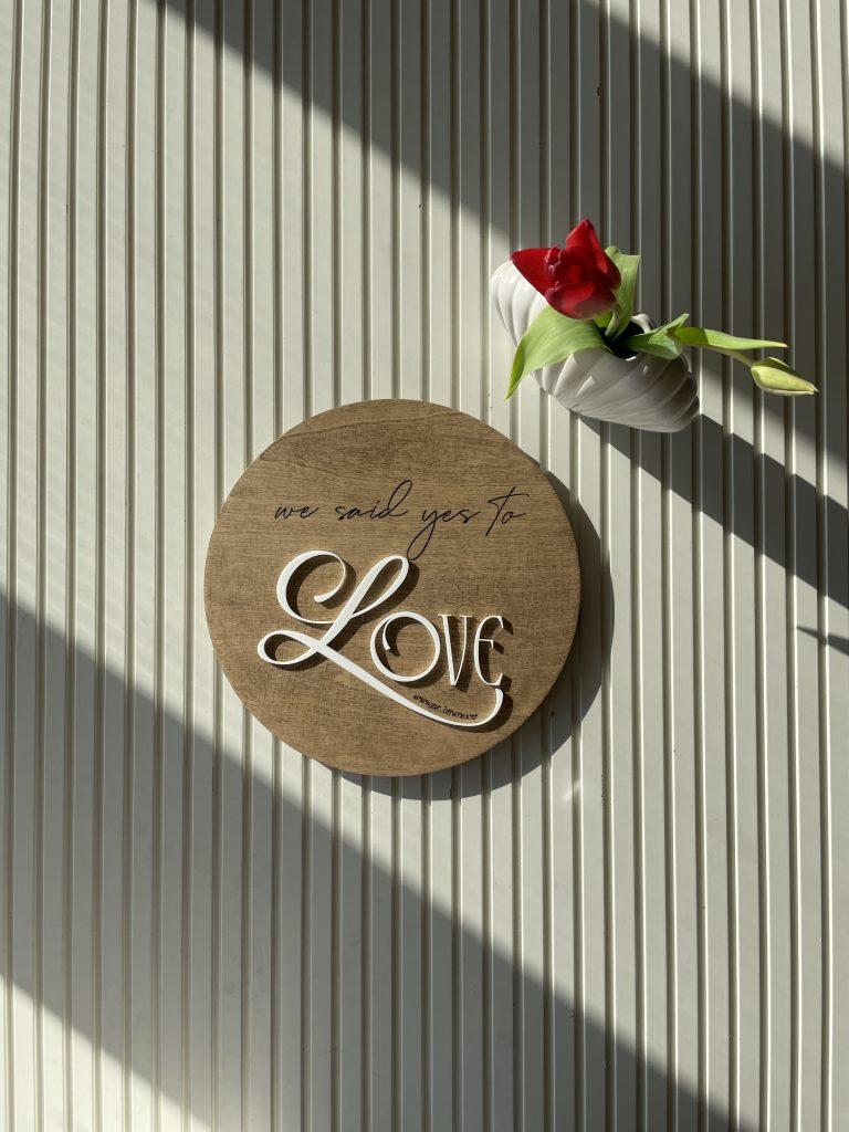 Drveni dekor s natpisom 'We said yes to LOVE' – romantična zidna dekoracija za parove i vjenčanja.